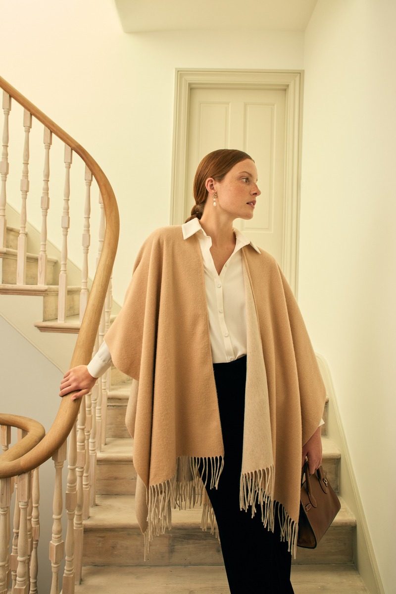 Load image into Gallery viewer, Cashmere and Virgin Wool Fringed Poncho