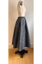 Load image into Gallery viewer, Skirt Cloqué Dove and Navy ARCHIVE SALE
