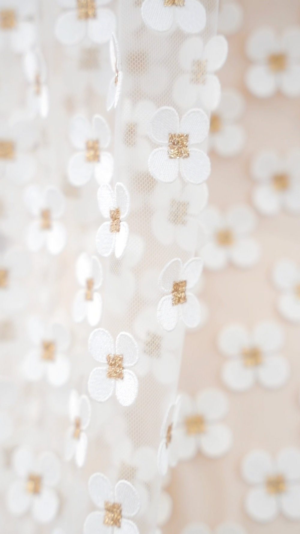 Load image into Gallery viewer, Keres Dress Ivory Appliqué Daisy Lace